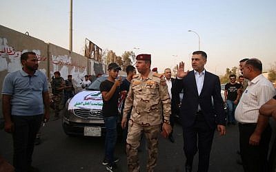 Asaad al-Eidani, gobernador de la provincia sureña de Basora, derecha, y teniente general Jameel al-Shemeri, jefe de operaciones militares de Basora, 9 de septiembre de 2018. (AFP / Haidar MOHAMMED ALI)