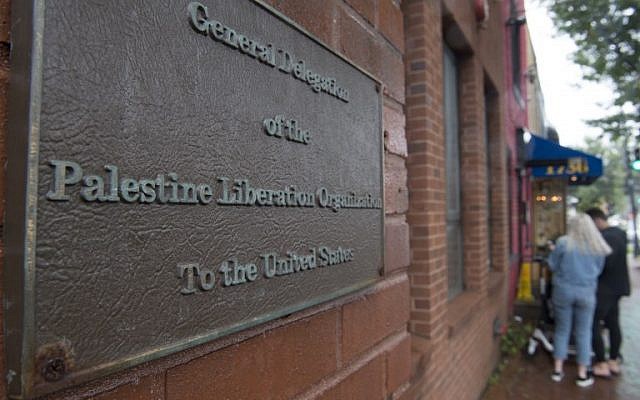 Se ve a personas fuera de la oficina de la Delegación de la Organización para la Liberación de Palestina en Washington DC el 10 de septiembre de 2018. (AFP PHOTO / Andrew CABALLERO-REYNOLDS)Se ve a personas fuera de la oficina de la Delegación de la Organización para la Liberación de Palestina en Washington DC el 10 de septiembre de 2018. (AFP PHOTO / Andrew CABALLERO-REYNOLDS)