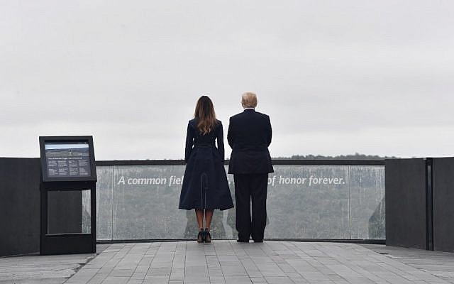 El presidente estadounidense Donald Trump y la primera dama Melania Trump llegan al sitio de un nuevo monumento el 11 de septiembre de 2018 en Shanksville, Pensilvania, donde se estrelló el vuelo 93 durante los ataques del 11 de septiembre, mientras se celebran sombrías ceremonias en Ground Zero en Nueva York y en el Pentagono. (AFP PHOTO / Nicholas Kamm)