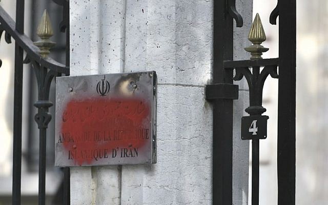 El cartel de vandalismo de la Embajada de Irán en la capital francesa, París, el 14 de septiembre de 2018. (AFP / STEPHANE DE SAKUTIN)