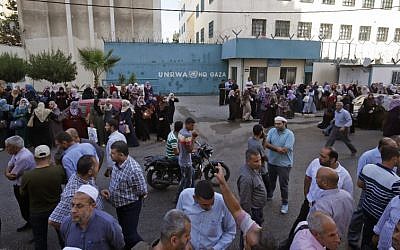 Empleados palestinos de la Agencia de Socorro y Obras de las Naciones Unidas (UNRWA) participan en una protesta contra el recorte de empleos por parte de la UNRWA, en la ciudad de Gaza, el 19 de septiembre de 2018 (AFP PHOTO / SAID KHATIB)