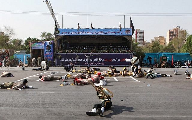 Esta foto tomada el 22 de septiembre de 2018 en la ciudad de Ahvaz, en el suroeste de Irán, muestra soldados heridos tendidos en el suelo en el momento de un ataque a un desfile militar que conmemoraba el aniversario del estallido de su devastadora guerra de 1980-1988 contra Saddam Hussein. Irak. (AFP / ISNA / ALIREZA MOHAMMADI)