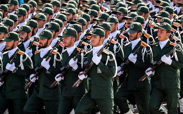 Miembros del Cuerpo de la Guardia Revolucionaria de Irán (CGRI) desfilan durante el desfile militar anual que conmemora el aniversario del estallido de la devastadora guerra de 1980-1988 contra el Iraq de Saddam Hussein, en la capital, Teherán, el 22 de septiembre de 2018. (AFP / STR)