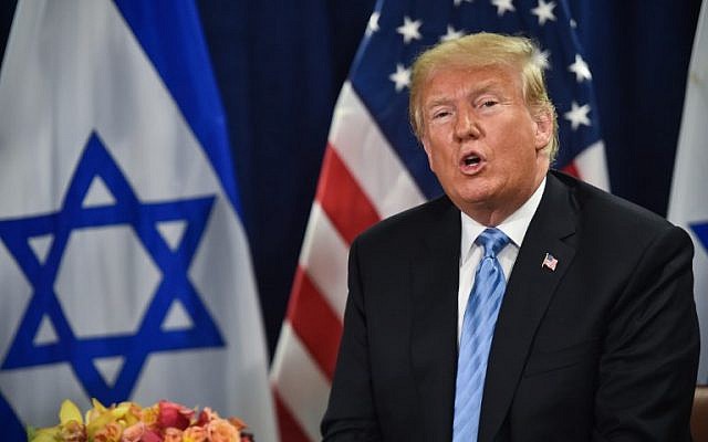 El presidente de los Estados Unidos, Donald Trump, se reúne con el primer ministro israelí Benjamin Netanyahu el 26 de septiembre de 2018 en Nueva York al margen de la Asamblea General de la ONU. (AFP PHOTO / Nicholas Kamm)
