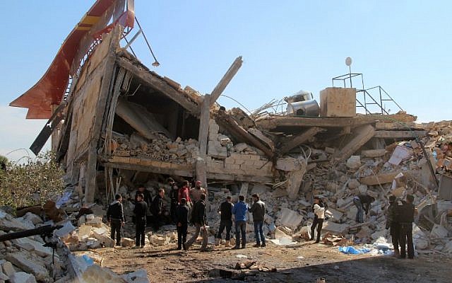 La gente se reúne alrededor de los escombros de un hospital apoyado por Médicos Sin Fronteras (MSF) cerca de Maaret al-Numan, en la provincia de Idlib, en el norte de Siria, el 15 de febrero de 2016, luego de que el edificio fuera atacado por presuntos ataques aéreos rusos. (AFP / AL-MAARRA HOY / GHAITH OMRAN)