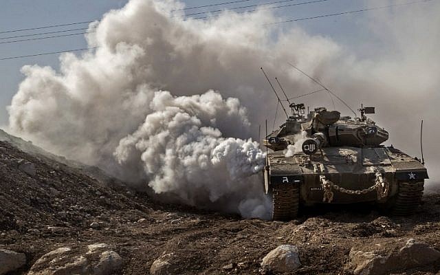 Un tanque FDI Merkava conduce cerca de la frontera con Siria en los Altos del Golán el 28 de noviembre de 2016. (AFP Photo / Jack Guez)