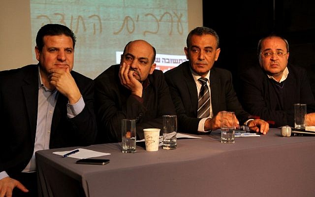 Los miembros de la Lista Conjunta (de izquierda a derecha), Ayman Odeh, Masud Ghanayem, Jamal Zahalka y Ahmad Tibi se sientan juntos durante una conferencia de prensa en Tel Aviv el 11 de febrero de 2015. (Crédito de la foto: AFP / GIL COHEN-MAGEN)