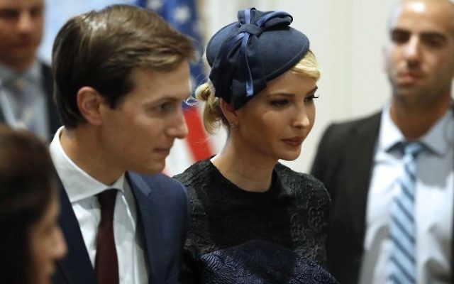 El asesor principal de la Casa Blanca, Jared Kushner (izq.) E Ivanka Trump asisten a una conferencia de prensa en la residencia del presidente en Jerusalén el 22 de mayo de 2017. (AFP Photo / Thomas Coex)