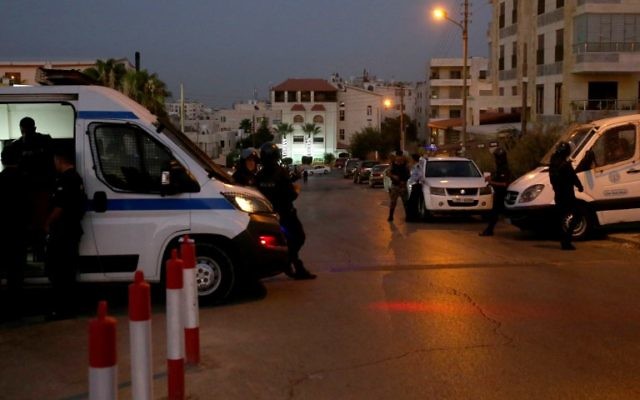 Las fuerzas de seguridad jordanas montan guardia frente a la embajada de Israel en el barrio residencial Rabiyeh de la capital, Amman, el 23 de julio de 2017. (AFP / Khalil Mazraawi)