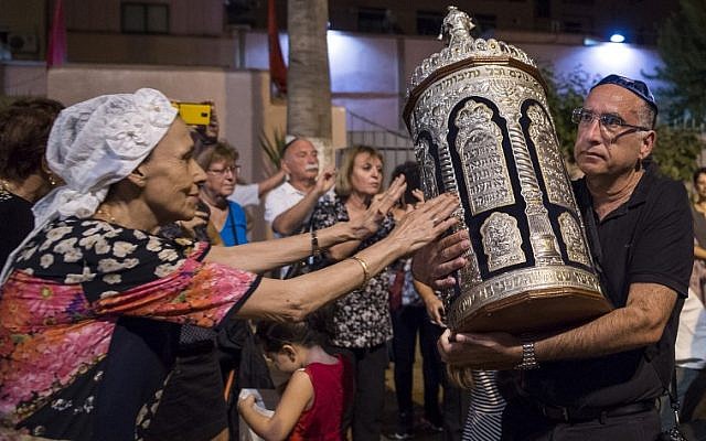 Los judíos marroquíes y los turistas judíos israelíes participan en las festividades de Simchat Torah en una sinagoga en Marrakech el 12 de octubre de 2017. (AFP PHOTO / FADEL SENNA)