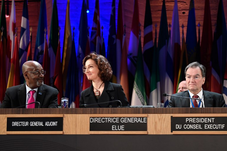 El ex ministro de cultura francés Audrey Azoulay, en el centro, en la sede de la UNESCO en París el 10 de noviembre de 2017, después de que los estados miembros de la UNESCO aprobaran la nominación de Azoulay como director de la agencia cultural. (AFP / Eric Feferberg)