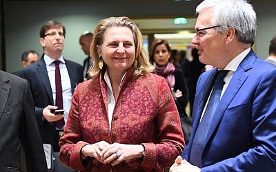 La Ministra de Asuntos Exteriores de Austria, Karin Kneissl (C), y el Ministro de Asuntos Exteriores de Bélgica, Didier Reynders, asisten a un consejo de asuntos extranjeros en el Consejo Europeo de Bruselas, 22 de enero de 2018. (AFP photo / Emmanuel Dunand)