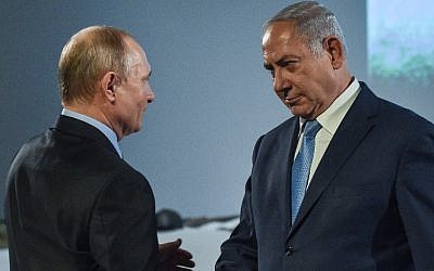 El presidente ruso, Vladimir Putin, estrecha la mano del primer ministro israelí, Benjamin Netanyahu, durante un evento conmemorativo del Día Internacional de Recordación de las Víctimas del Holocausto en el Museo Judío y el Centro de Tolerancia en Moscú, el 29 de enero de 2018. (Vasily Maximov / AFP)