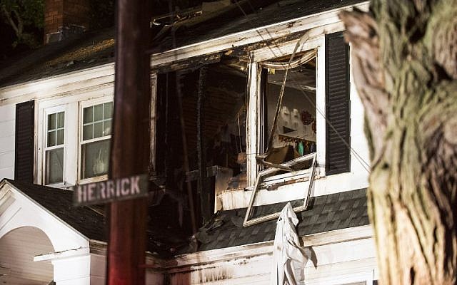 Los bomberos inspeccionan una casa después de las explosiones de gas el 13 de septiembre de 2018, en North Andover, Massachusetts. (Adam Glanzman / Getty Images / AFP)