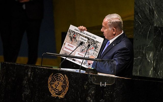 Benjamin Netanyahu sostiene una pancarta de supuestos sitios atómicos iraníes mientras pronuncia un discurso en las Naciones Unidas durante la Asamblea General de las Naciones Unidas el 27 de septiembre de 2018 en la ciudad de Nueva York. (Stephanie Keith / Getty Images / AFP)