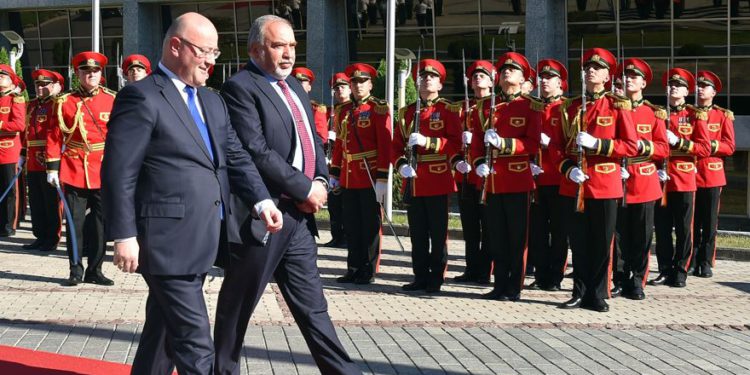 Liberman visita Georgia y firma acuerdos de cooperación en defensa