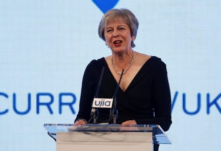 La primera ministra de Gran Bretaña, Theresa May, habla en la cena de caridad de United Jewish Israel Appeal en Londres, el lunes |  Foto: Reuters