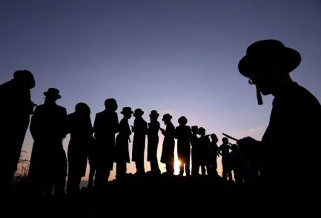 Los fieles judíos participan en el ritual de Tashlich el lunes antes de Iom Kipur | Foto: Reuters