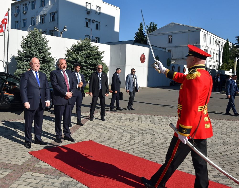 El Ministro de Defensa Avigdor Liberman y el Ministro de Defensa georgiano Levan Izoria asisten a una ceremonia de guardia de honor en Tbilisi, Georgia, el 12 de septiembre de 2018. (Ariel Hermoni / Ministerio de Defensa)