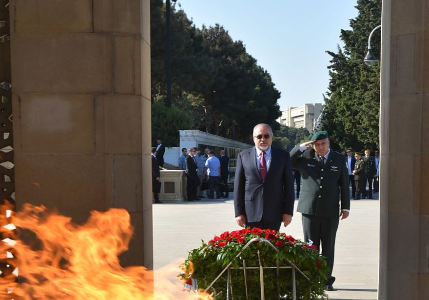 Liberman visita Azerbaiyán para estrechar lazos de seguridad