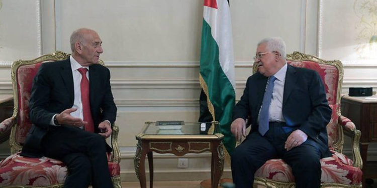 Ex Primer Ministro de Israel, Ehud Olmert, se reúne con Abbas en París
