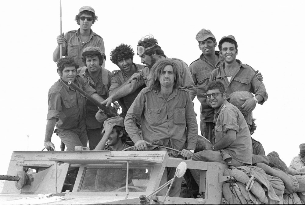 Soldados reservistas se posan en la parte superior de un camión durante el estallido de la Guerra de Yom Kippur en la península del Sinaí el 6 de octubre de 1973. (Avi Simhoni / Bamahane / Archivo del Ministerio de Defensa)