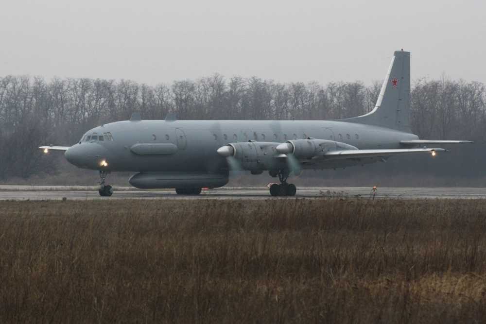 Foto de archivo: Un avión de reconocimiento ruso Il-20 en la pista de aterrizaje en el aeropuerto militar Central de Rostov-on-Don, Rusia, el 14 de diciembre de 2010. Crédito: SERGEY PIVOVAROV / REUTERS  Original article by © todayisrael.com | Authorized for dissemination including this message and the address: https://todayisrael.com/syria/with-russias-s-300-in-syria-israel