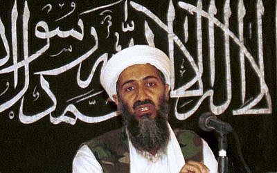 En esta foto de archivo de 1998, disponible el 19 de marzo de 2004, se ve a Osama bin Laden en una conferencia de prensa en Khost, Afganistán. (AP Photo / Mazhar Ali Khan, Archivo)