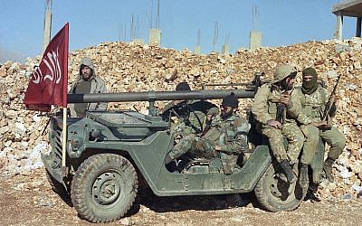 En esta foto del 5 de diciembre de 1989, hombres enmascarados del grupo terrorista musulmán chiita pro-iraní Hezbolá, vestidos con uniformes militares, son vistos en la aldea de Sohmor, Líbano. (Foto AP)