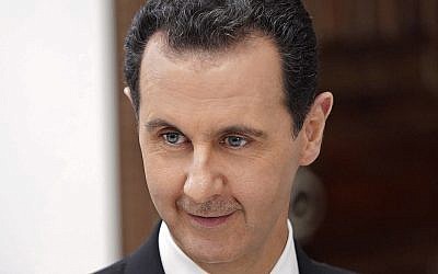 El presidente sirio Bashar Assad habla durante una entrevista con el periódico griego Kathimerini, en Damasco, Siria, en esta foto publicada el 10 de mayo de 2018. (SANA vía AP)