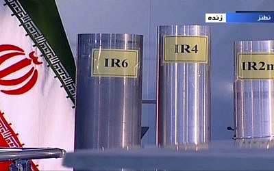 Tres versiones de centrifugadoras construidas en el país se muestran en un programa de televisión en vivo desde Natanz, una planta iraní de enriquecimiento de uranio, en Irán, el 6 de junio de 2018. (IRIB vía AP)