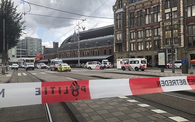Policías holandeses cerca de la escena de un ataque de apuñalamiento cerca de la estación central diaria en Amsterdam, Países Bajos, el viernes 31 de agosto de 2018. (AP Photo / Alex Furtula)