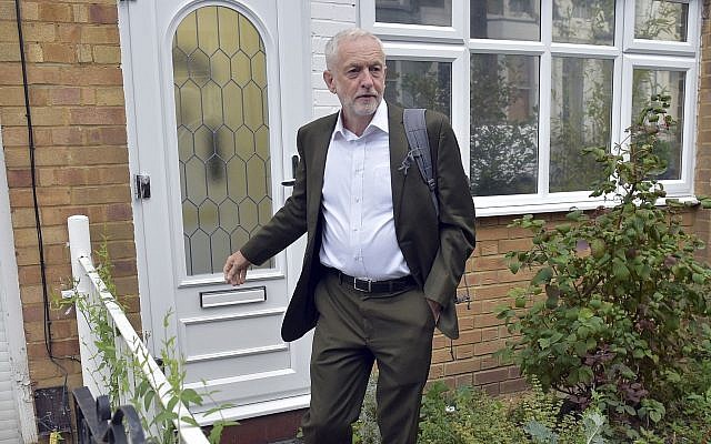 El líder del Partido Laborista británico Jeremy Corbyn deja su casa en Londres antes de una reunión del Comité Ejecutivo Nacional del partido, en Londres, el martes 4 de septiembre de 2018. (Nick Ansell / PA vía AP)
