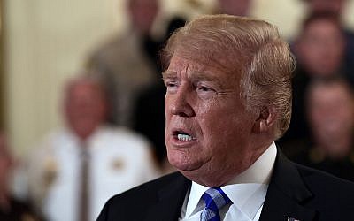 El presidente de los Estados Unidos, Donald Trump, responde a una pregunta de los periodistas durante un evento con alguaciles en el Salón Este de la Casa Blanca en Washington, el 5 de septiembre de 2018. (AP Photo / Susan Walsh)