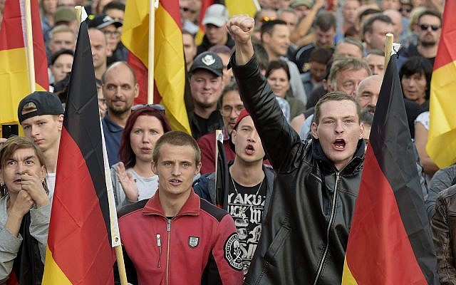 La gente asiste a una manifestación en Chemnitz, en el este de Alemania, el 7 de septiembre de 2018, después de que varios grupos nacionalistas pidieron marchas para protestar contra el asesinato de un hombre alemán hace dos semanas, supuestamente por migrantes de Siria e Irak. (Foto AP / Jens Meyer)