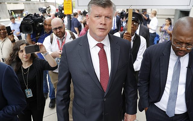 Los miembros de los medios siguen al abogado Kevin Downing, en el centro, con el equipo de defensa de Paul Manafort, y dejan la corte federal en Washington, DC, el 14 de septiembre de 2018. (AP Photo / Pablo Martinez Monsivais)