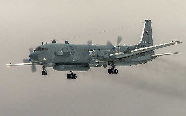 En esta foto de archivo tomada el sábado 4 de marzo de 2017, el avión ruso de inteligencia Ilyushin Il-20 de la fuerza aérea rusa con el número de registro RF 93610, que fue derribado accidentalmente por las fuerzas sirias en respuesta a un ataque aéreo israelí, vuela cerca Aeropuerto de Kubinka, en las afueras de Moscú, Rusia. (Foto AP / Marina Lystseva)