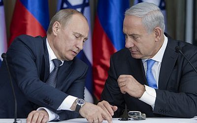 El presidente ruso, Vladimir Putin, habla con el primer ministro Benjamin Netanyahu mientras se preparan para pronunciar declaraciones conjuntas después de una reunión y un almuerzo en la residencia del líder israelí en Jerusalén, el lunes 25 de junio de 2012. (AP Photo / Jim Hollander, Pool)