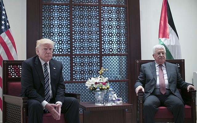 El presidente de la Autoridad Palestina, Mahmoud Abbas, se reúne con el presidente de los Estados Unidos, Donald Trump, en la ciudad cisjordana de Belén, el 23 de mayo de 2017. (Fadi Arouri, Xinhua Pool vía AP)