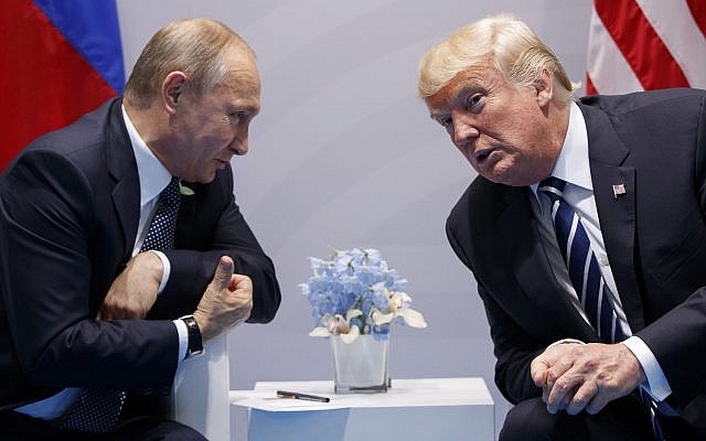 El presidente de los Estados Unidos, Donald Trump (derecha) se reúne con el presidente ruso, Vladimir Putin, en la cumbre del G-20 en Hamburgo, el 7 de julio de 2017. (AP Photo / Evan Vucci)