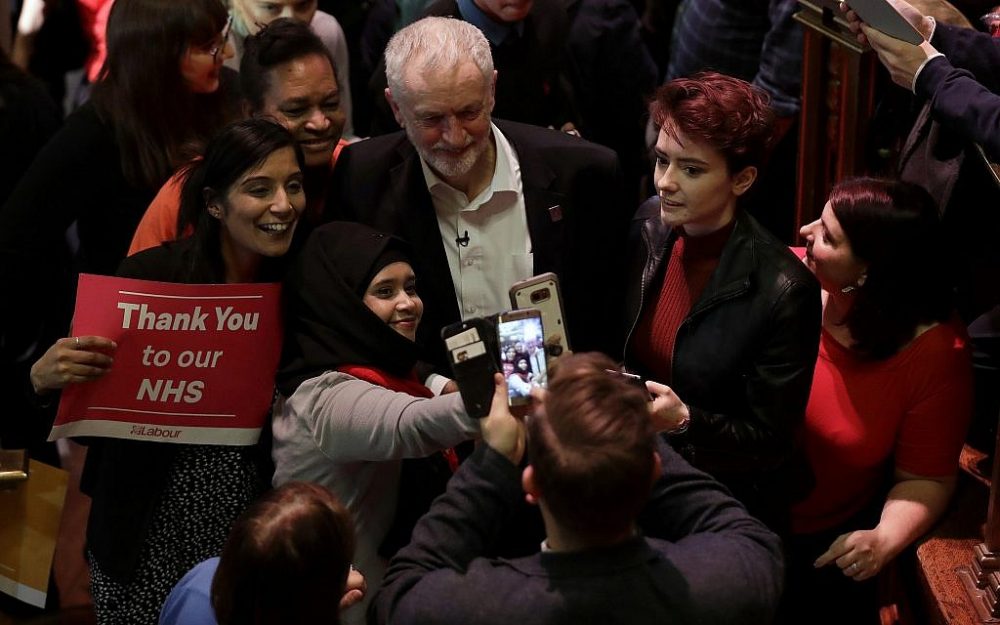 Ilustrativo: Jeremy Corbyn posa con sus seguidores después de un discurso en el Methodist Central Hall en Londres, el jueves 25 de enero de 2018. (AP / Matt Dunham)