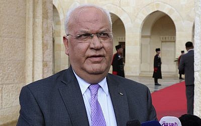 Saeb Erekat habla a los periodistas después de una reunión entre el presidente de la Autoridad Palestina Mahmoud Abbas y el rey de Jordania Abdullah II, en el Palacio Real, en Amman, Jordania, el 29 de enero de 2018. (Khalil Mazraawi, Pool Photo via AP)