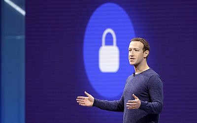 El CEO de Facebook Mark Zuckerberg pronuncia el discurso de apertura en F8, la conferencia de desarrolladores de Facebook, el 1 de mayo de 2018, en San José, California (AP Photo / Marcio Jose Sanchez)