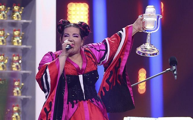 Netta Barzilai de Israel celebra después de ganar el Festival de la Canción de Eurovisión en Lisboa, Portugal, el 12 de mayo de 2018. (AP Photo / Armando Franca)