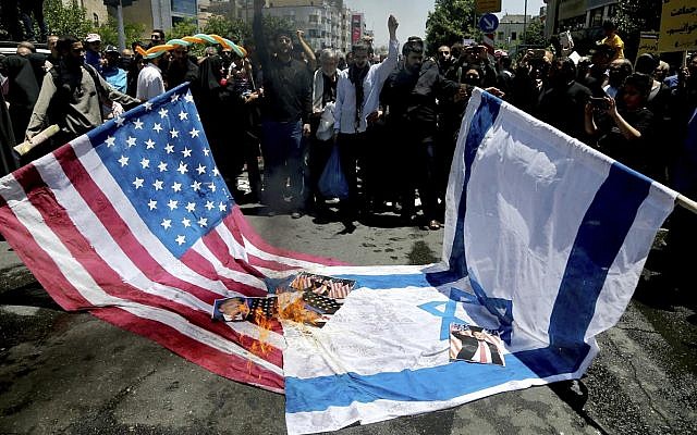 Los manifestantes iraníes queman banderas israelíes y estadounidenses en su manifestación anual anti-israelí de Al-Quds, Jerusalén, Día en Teherán, Irán, el viernes 8 de junio de 2018 (AP Photo / Ebrahim Noroozi)