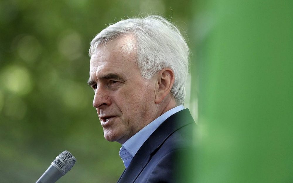 El diputado laborista John McDonnell, Canciller de las Sombras, habla antes de la marcha de solidaridad de aniversario de un incendio de Grenfell organizada por Justice4Grenfell y la Unión de Bomberos, en Westminster, Londres, el 16 de junio de 2018. (AP Photo / Kirsty Wigglesworth)