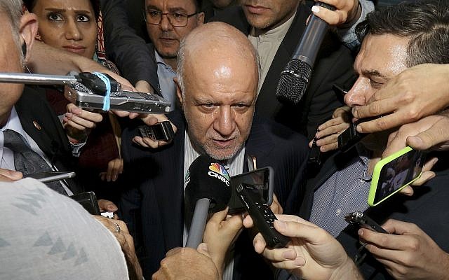 El Ministro de Petróleo de Irán, Bijan Namdar Zangeneh, habla con los periodistas en un hotel en Viena, Austria, el 19 de junio de 2018. (Ronald Zak / AP)