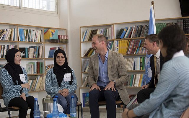 El Príncipe William de Gran Bretaña visita a estudiantes palestinos en una escuela administrada por UNRWA en el campamento de refugiados Al-Jalzoun cerca de la ciudad cisjordana de Ramallah, el miércoles 27 de junio de 2018. (Fadi Arouri / Pool Photo via AP)