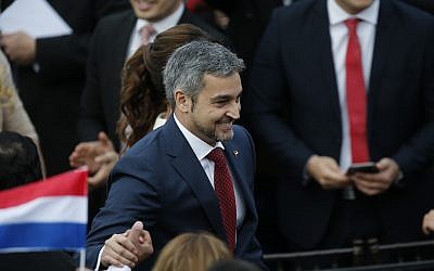 Las olas del recién elegido presidente de Paraguay, Mario Abdo Benítez, saludan a la multitud durante su llegada a su ceremonia de inauguración en el "Palacio López" en Asunción, Paraguay, el 15 de agosto de 2018. (AP Photo / Jorge Saenz)