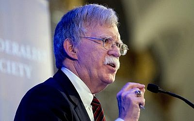 El Asesor de Seguridad Nacional de los EE. UU., John Bolton, habla en un almuerzo de la Sociedad Federalista en el Hotel Mayflower, el lunes 10 de septiembre de 2018 en Washington. (AP Photo / Andrew Harnik)